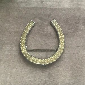 Vintage | Pearl Horseshoe Brooch